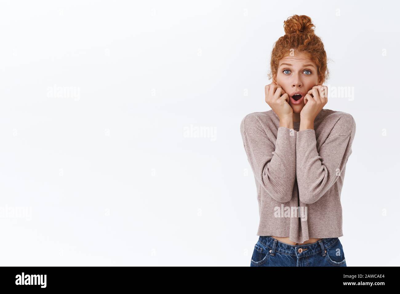 Spaventato, turbato shockato redhead caucasico donna con capelli ricci in sudicio sudicio, ansimante sguardo perplesso e insicuro, sensazione di paura come di fronte male Foto Stock