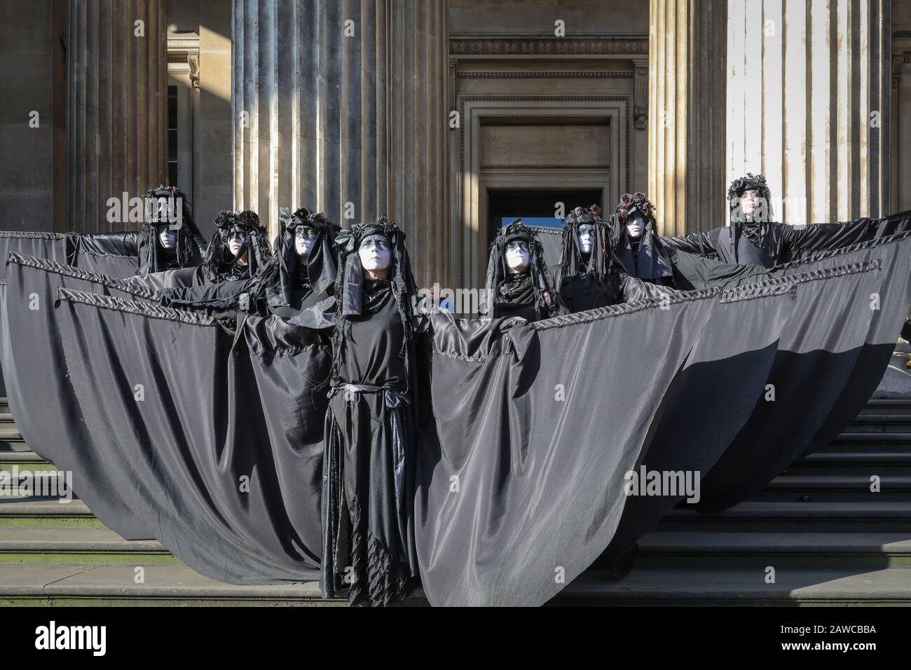 British Museum, Londra, 08th Feb 2020. Per protestare contro la continua sponsorizzazione del British Museum da parte del colosso petrolifero BP, gli attivisti del clima hanno organizzato una protesta "BP Must Fall" al British Museum di Londra. BP sponsorizza una mostra di Trroy, e la protesta è in parte a tema intorno a questo con una replica di cavalli di Troia, Trojan 'perdiers' che tiene BP scudi, Trojans in argento e oro abiti e la 'brigata nero' nel loro lungo abito nero e facce dipinte, posando all'interno e all'esterno del museo. Credito: Imageplotter/Alamy Live News Foto Stock