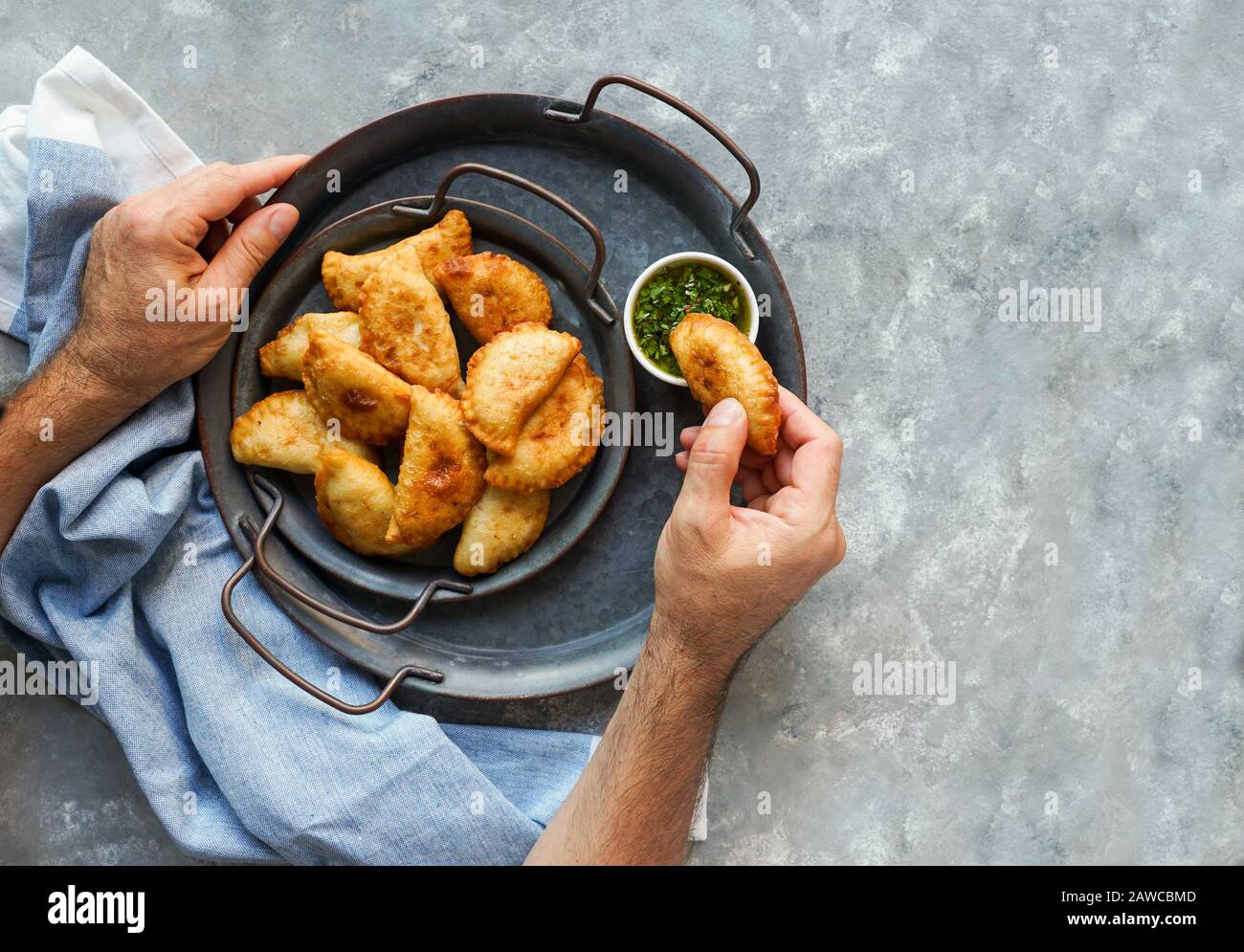 Empanadas de carne argentinas con chimichurri salsa Foto Stock