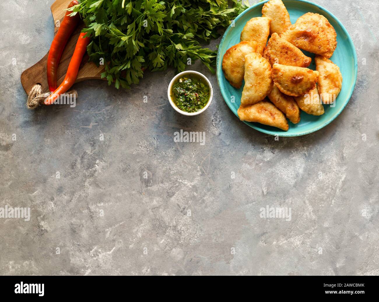 Empanadas de carne argentinas con chimichurri salsa Foto Stock