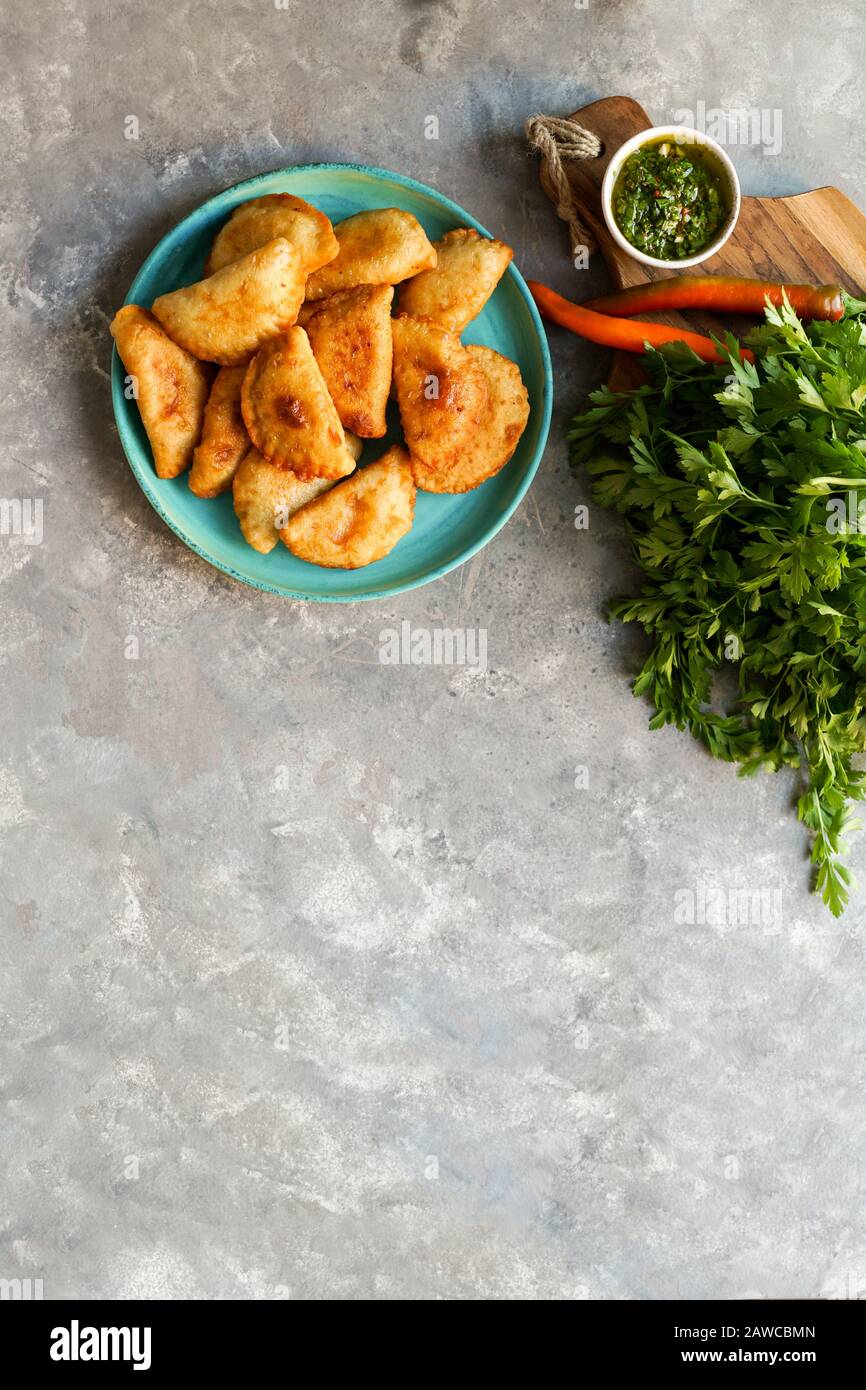 Empanadas de carne argentinas con chimichurri salsa Foto Stock