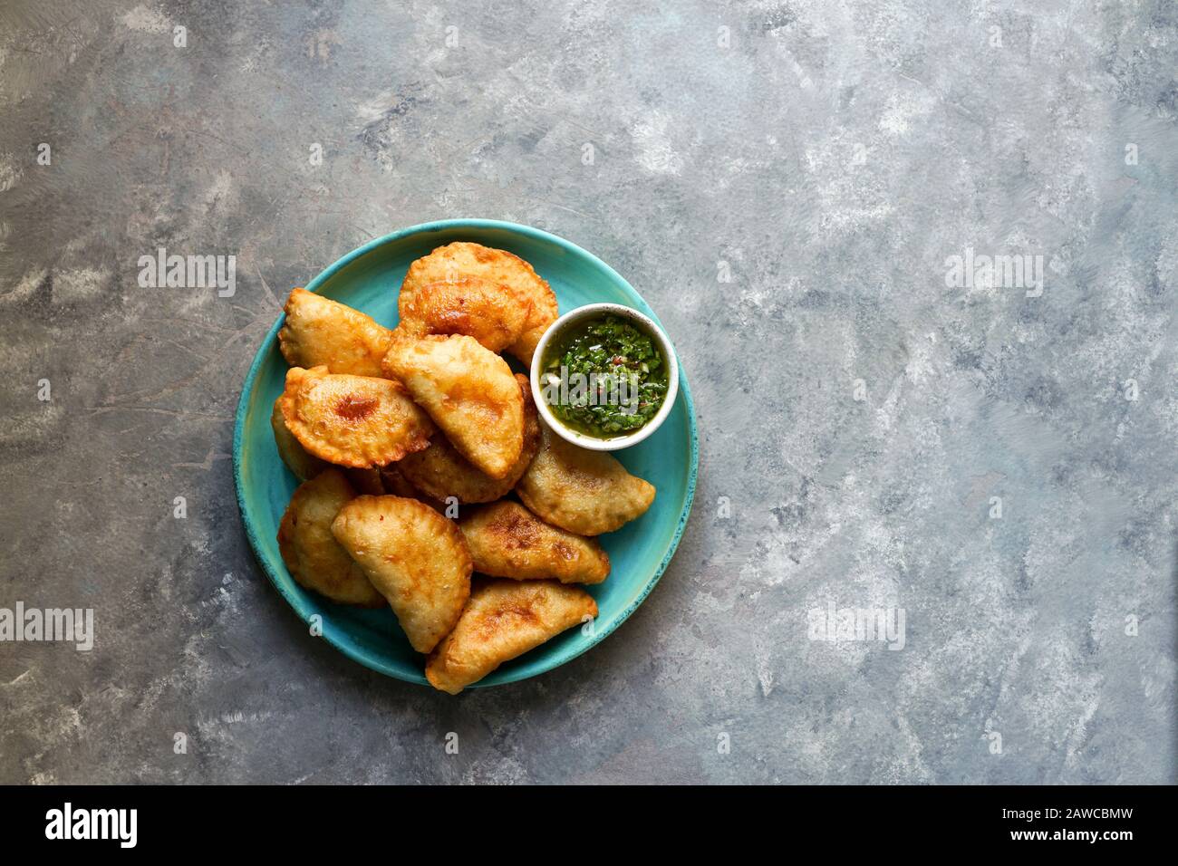 Empanadas de carne argentinas con chimichurri salsa Foto Stock