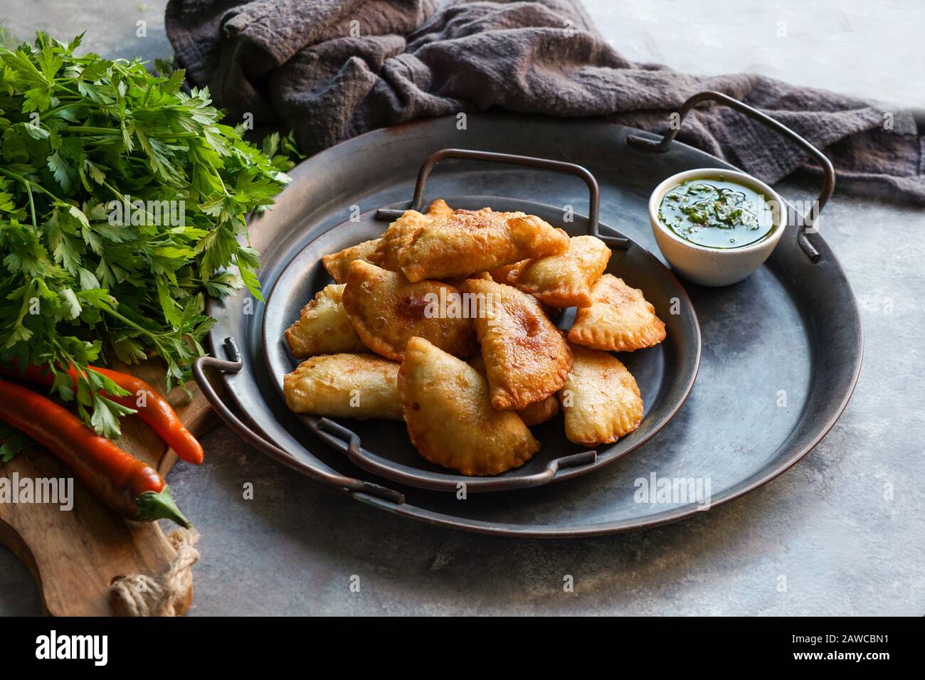 Empanadas de carne argentinas con chimichurri salsa Foto Stock