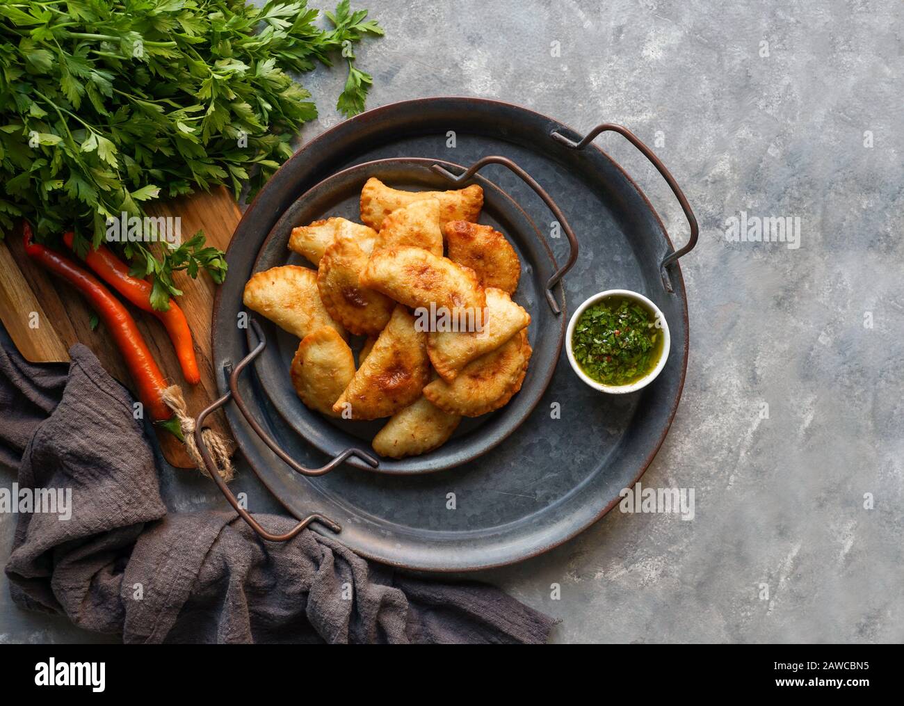 Empanadas de carne argentinas con chimichurri salsa Foto Stock