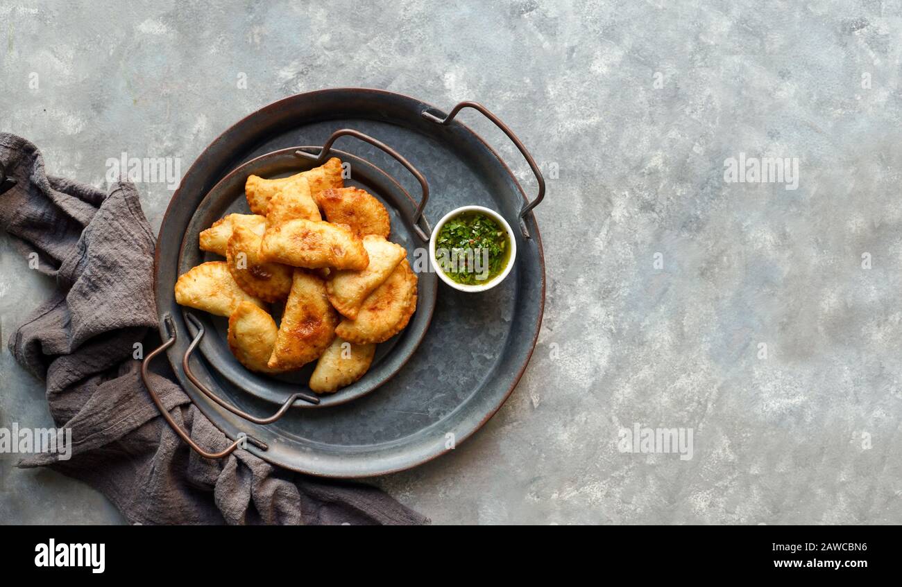 Empanadas de carne argentinas con chimichurri salsa Foto Stock