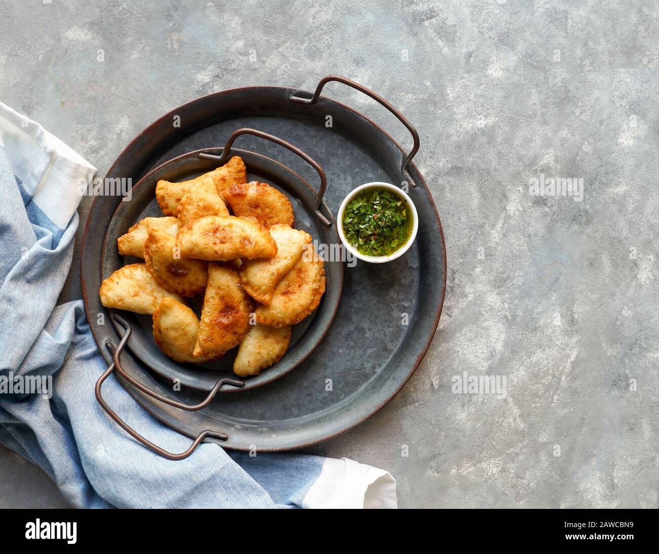 Empanadas de carne argentinas con chimichurri salsa Foto Stock