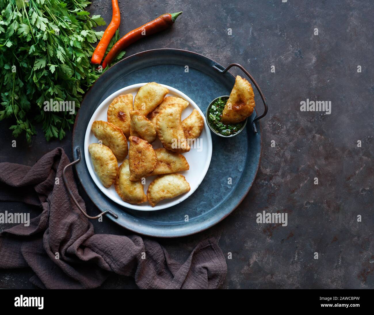 Empanadas de carne argentinas con chimichurri salsa Foto Stock
