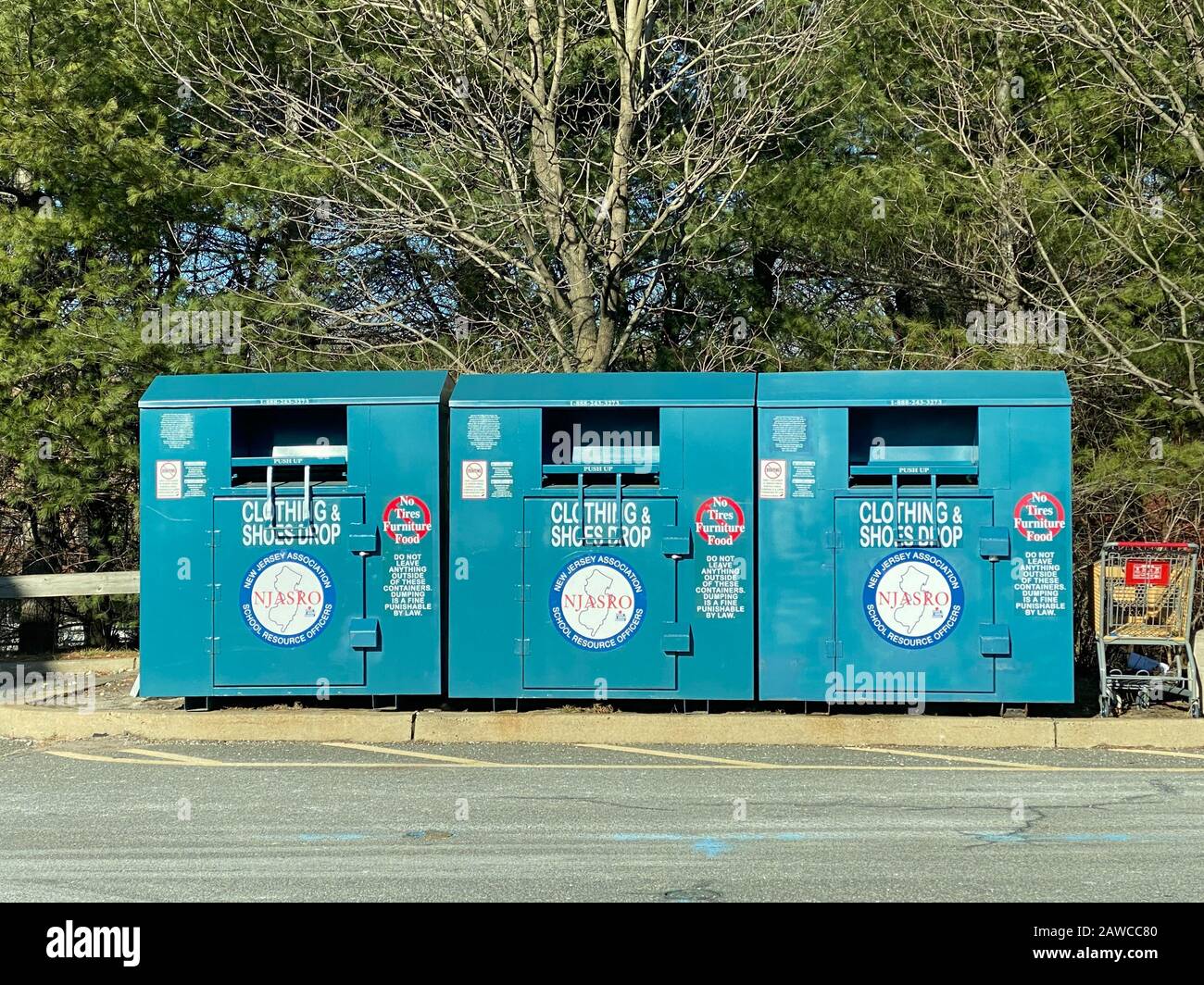 Woodbridge, NEW JERSEY / STATI UNITI - 9 gennaio 2020: Tre bidoni per la donazione di abbigliamento e scarpe situati in un parcheggio del centro commerciale locale. Questi b Foto Stock