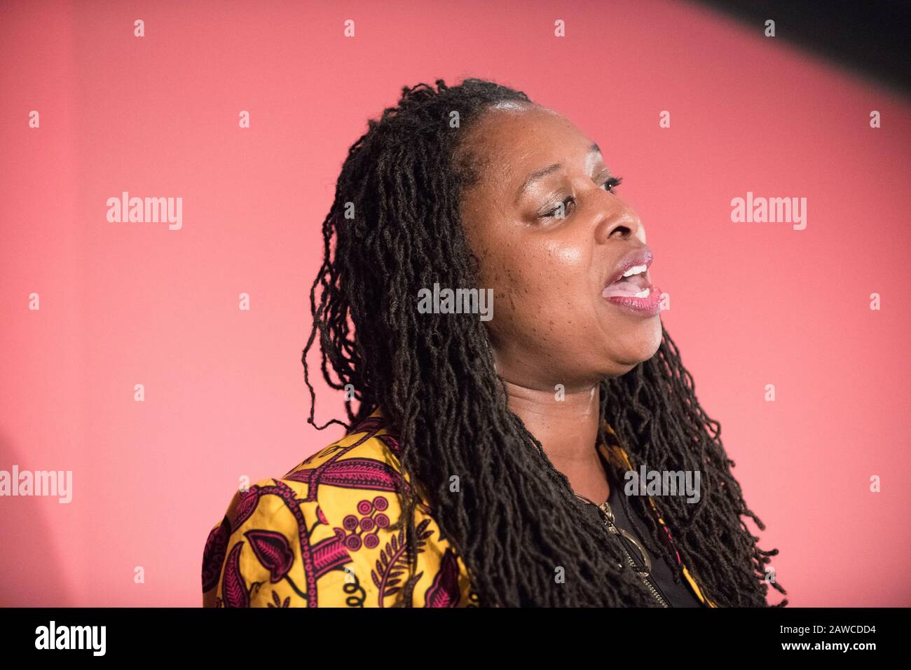 Nottingham, Nottinghamshire, Inghilterra, Regno Unito. 8th Feb, 2020. Dawn Butler candidato il partito laburista vice leadership elezione indirizzo e rispondere alle domande dei membri del partito del lavoro al più tardi turno di marchette. Credito: Alan Beastall/Alamy Live News Foto Stock