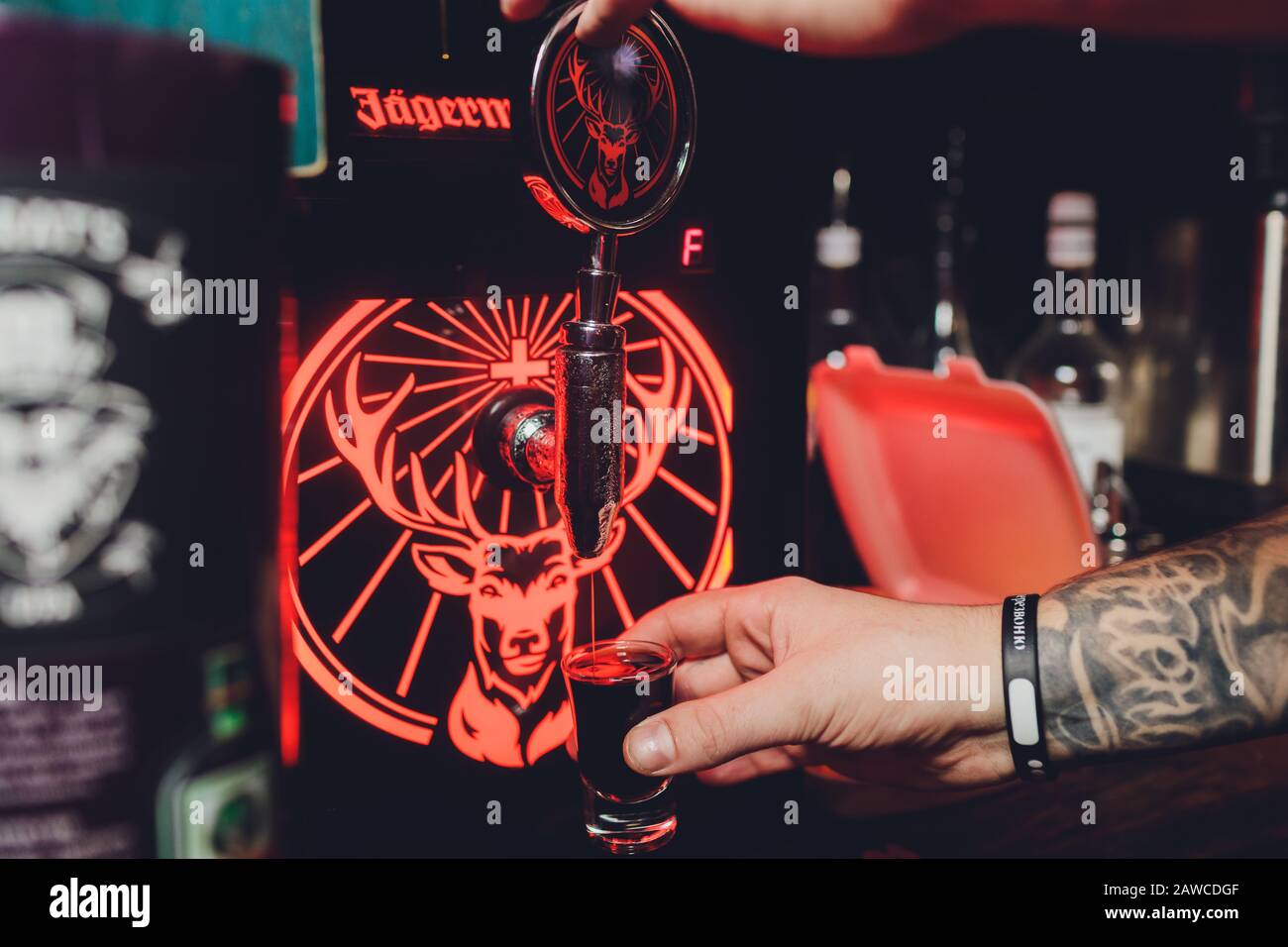 Ufa, Russia, HARAT'S PUB, 15 Novembre, 2018: Jagermeister alcol bevande nel bar. Il barista versa un bicchiere Foto Stock