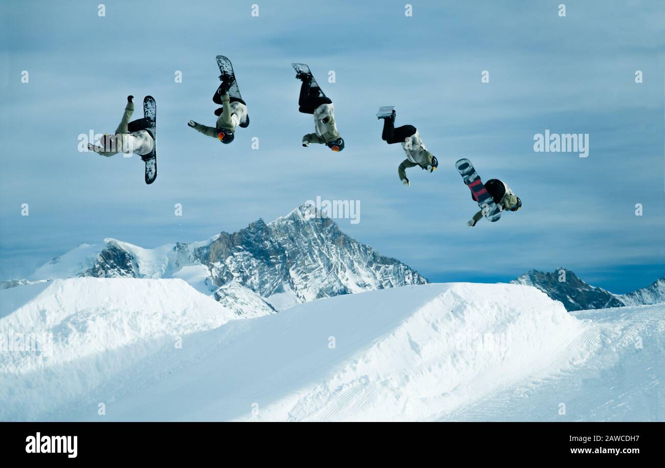 Salto con lo snowboard su Weisshorn. Bendolla, Val d'anniviers, Svizzera Foto Stock