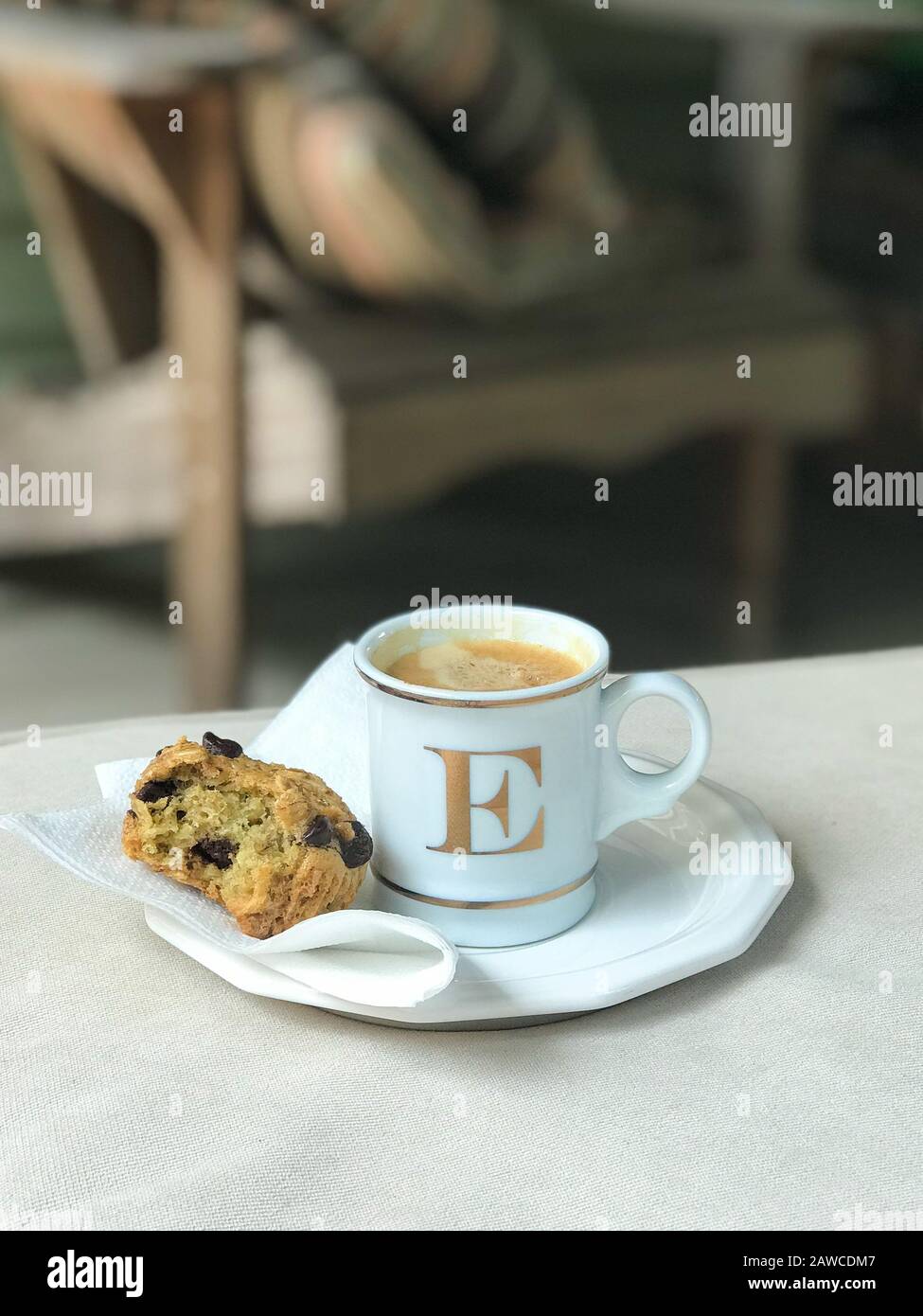 Woodbridge, NEW JERSEY / STATI UNITI - 11 luglio 2018: Una tazza Williams Sonoma piena di espresso si trova su un piattino con un muffin in chip al cioccolato Foto Stock