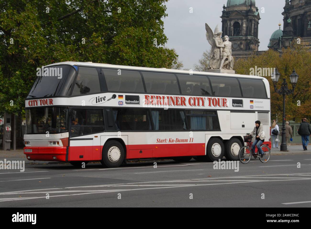 Un autobus turistico, Berliner City Tour a Unter der Linden, nel centro di Berlino, Germania Foto Stock