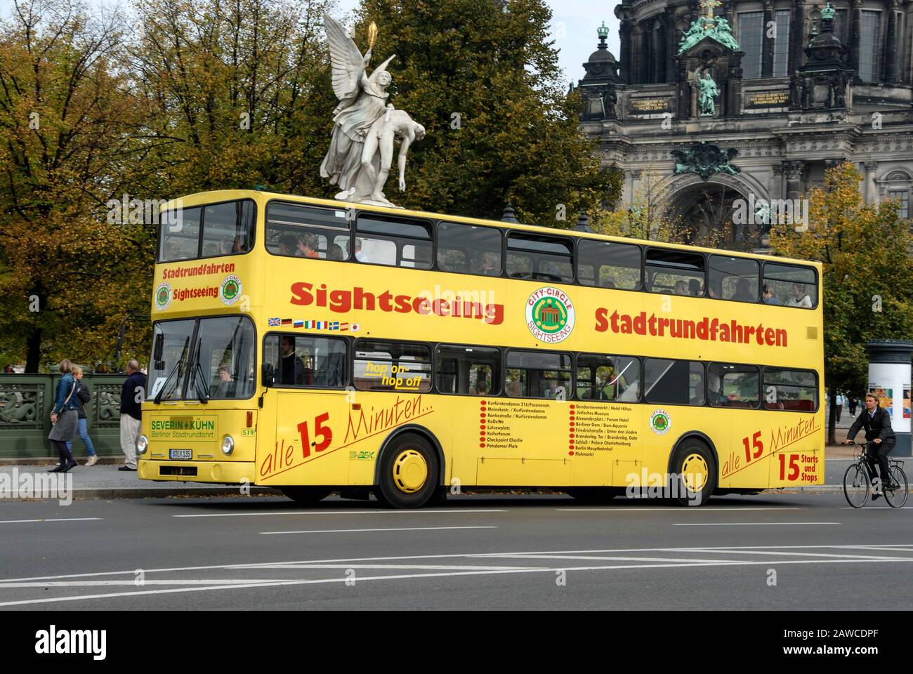 Un autobus turistico Hop-on Hop-Off a Unter der Linden, Berlino Est Foto Stock