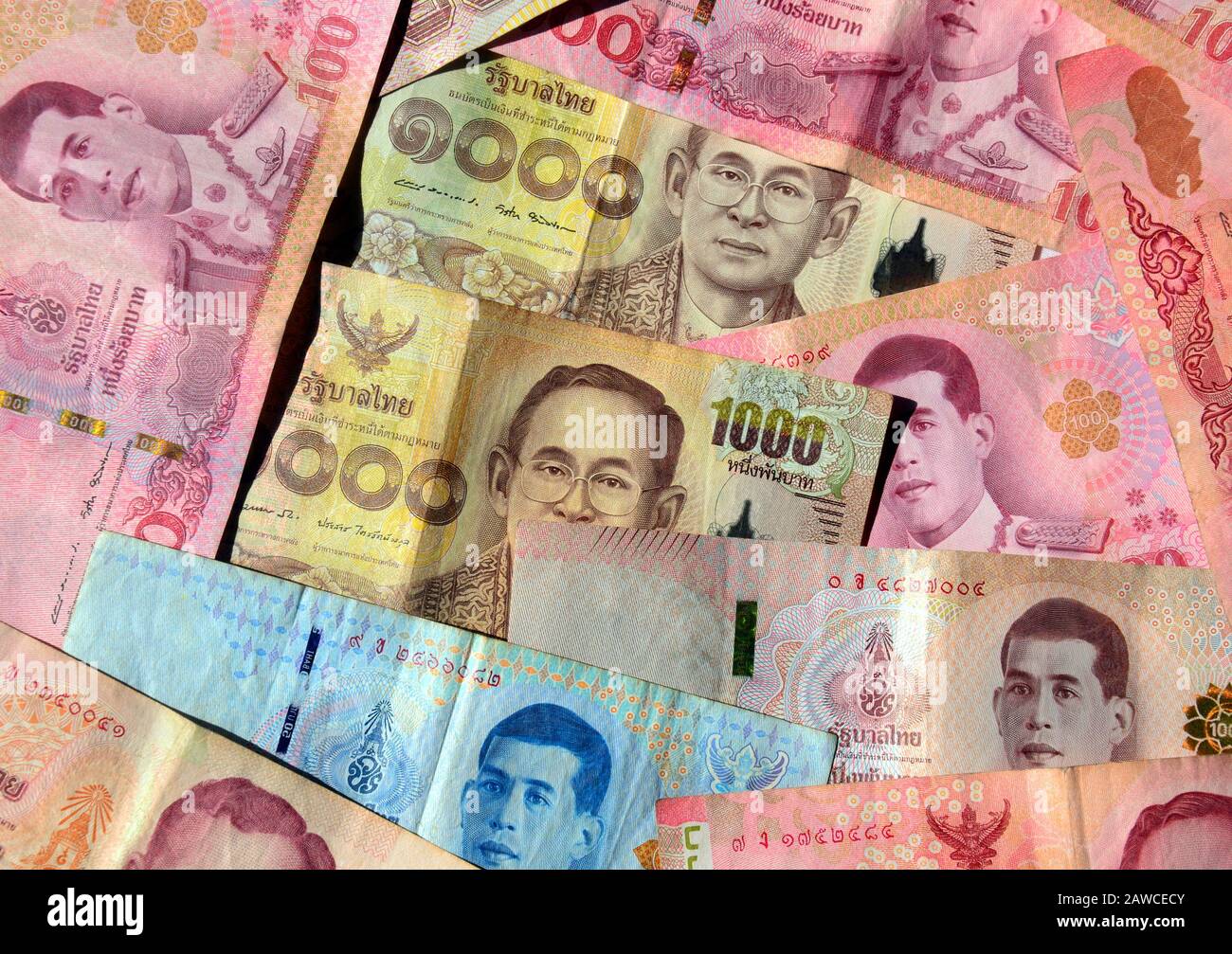 Una veduta aerea di una collezione di banconote thailandesi che mostrano gli attuali e gli ultimi Re di quel paese Foto Stock
