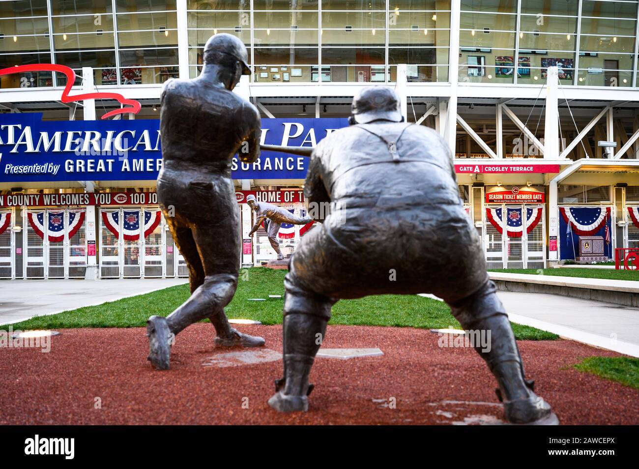 Leggende di Crosley Field dello scultore Tom Tsuchiya fuori dal Great American Ball Park di Cincinnati, Ohio, sede dei Cincinnati Reds Foto Stock