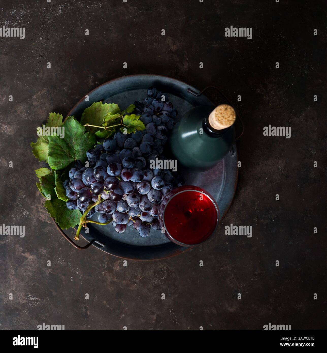 grappolo scuro di uva con gocce d'acqua in bassa luce, vino rosso, foto scura con spazio copia Foto Stock