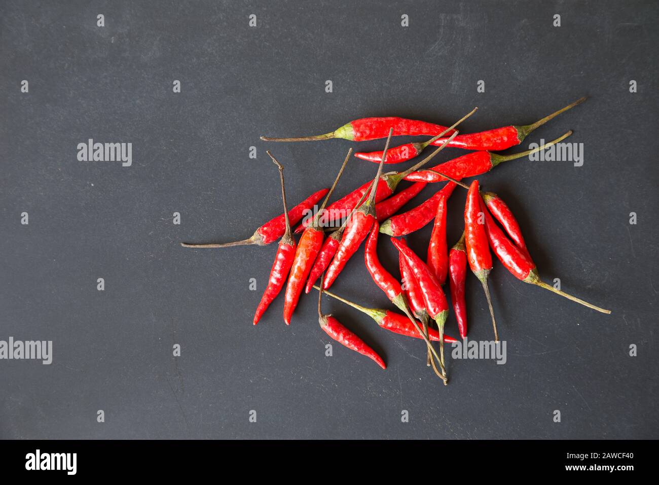 peperoncini piccanti a bordo Foto Stock