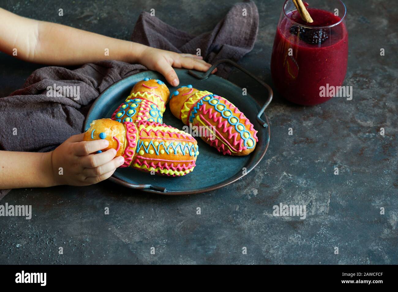 Guaguas de pan y colada morada, Figuras de pan ecuatorianas per l'Ecuador Día de los Difuntos o giorno Del Defunto Foto Stock