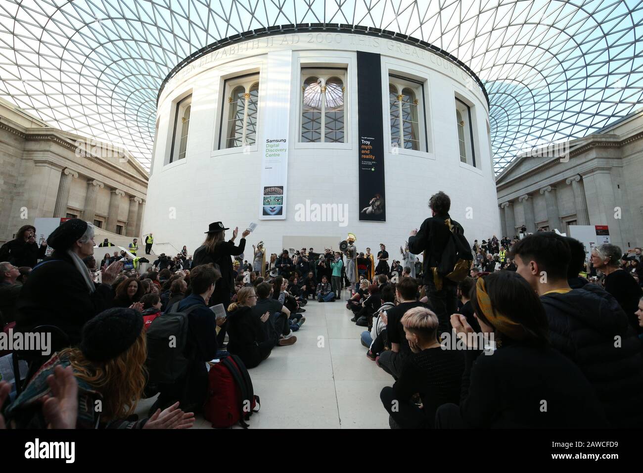 I manifestanti di Greenpeace all'interno del British Museum di Londra protestano contro BP, che sponsorizzano la mostra di Troia presso il museo. Foto Stock