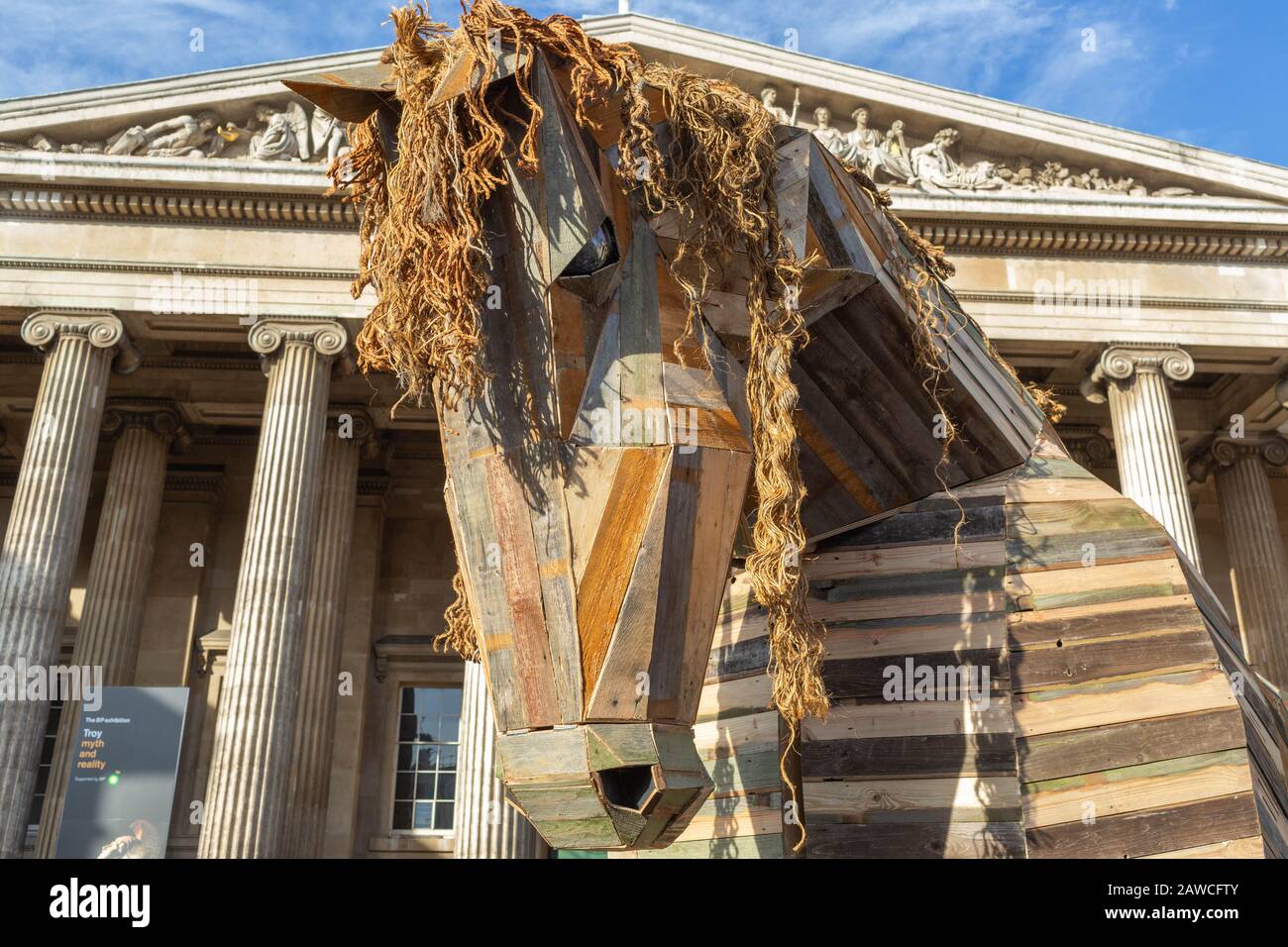 British Museum, Londra, Regno Unito. 8th Feb, 2020. Azione di massa diretta da parte del gruppo di campagne BP o non BP, contro i musei ha continuato la sponsorizzazione da parte del gigante petrolchimico BP nonostante la crescente crisi climatica. Penelope Barritt/Alamy Live News Foto Stock
