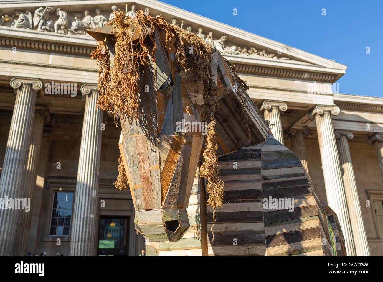 British Museum, Londra, Regno Unito. 8th Feb, 2020. Azione di massa diretta da parte del gruppo di campagne BP o non BP, contro i musei ha continuato la sponsorizzazione da parte del gigante petrolchimico BP nonostante la crescente crisi climatica. Penelope Barritt/Alamy Live News Foto Stock