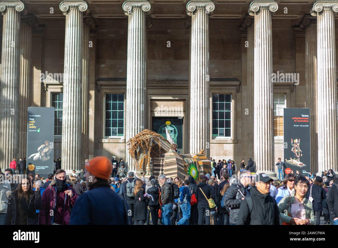 British Museum, Londra, Regno Unito. 8th Feb, 2020. Azione di massa diretta da parte del gruppo di campagne BP o non BP, contro i musei ha continuato la sponsorizzazione da parte del gigante petrolchimico BP nonostante la crescente crisi climatica. Penelope Barritt/Alamy Live News Foto Stock