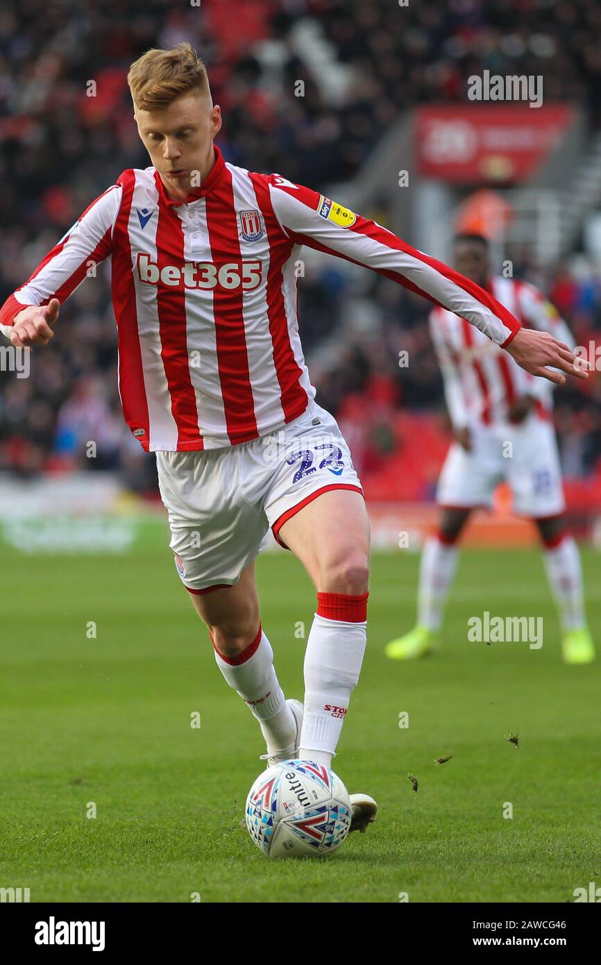 Stoke On Trent, Regno Unito. 08th Feb, 2020. Sam Clucas, centrocampista di Stoke City (22) durante la partita EFL Sky Bet Championship tra Stoke City e Charlton Athletic allo stadio bet365, Stoke-on-Trent, Inghilterra, l'8 febbraio 2020. Foto Di Jurek Biegus. Solo uso editoriale, licenza richiesta per uso commerciale. Nessun utilizzo nelle scommesse, nei giochi o nelle singole pubblicazioni di club/campionato/giocatore. Credit: Uk Sports Pics Ltd/Alamy Live News Foto Stock