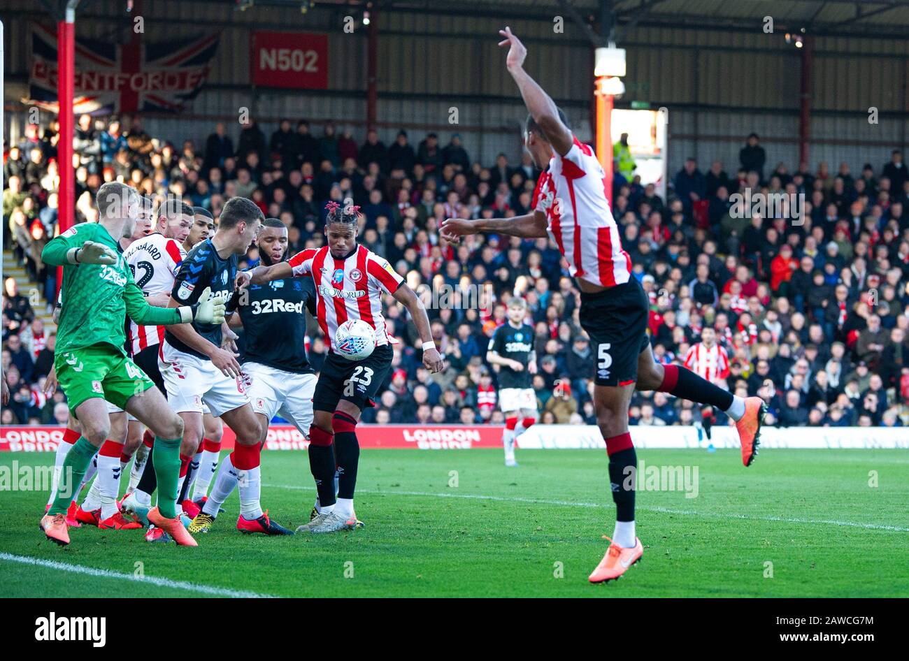 Londra, Regno Unito. 08th Feb, 2020. Julian Jeanvier no 23 di Brentford ha segnato il primo gol durante la partita Sky Bet Championship tra Brentford e Middlesbrough a Griffin Park, Londra, Inghilterra, l'8 febbraio 2020. Foto di Andrew Aleksiejczuk/prime Media Images. Credito: Prime Media Images/Alamy Live News Foto Stock