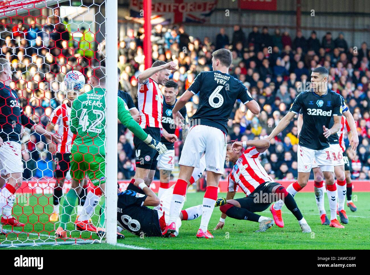 Londra, Regno Unito. 08th Feb, 2020. Julian Jeanvier no 23 di Brentford ha segnato il primo gol durante la partita Sky Bet Championship tra Brentford e Middlesbrough a Griffin Park, Londra, Inghilterra, l'8 febbraio 2020. Foto di Andrew Aleksiejczuk/prime Media Images. Credito: Prime Media Images/Alamy Live News Foto Stock