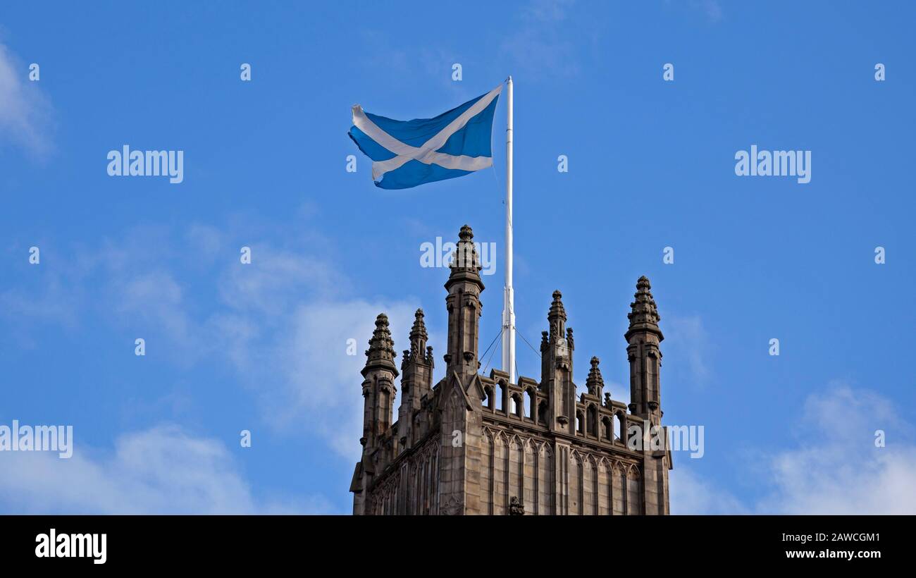 Scottish Saltyre Flag vola in cima alla chiesa di San Giovanni, Edimburgo, Scozia, Regno Unito. Regno Unito Foto Stock