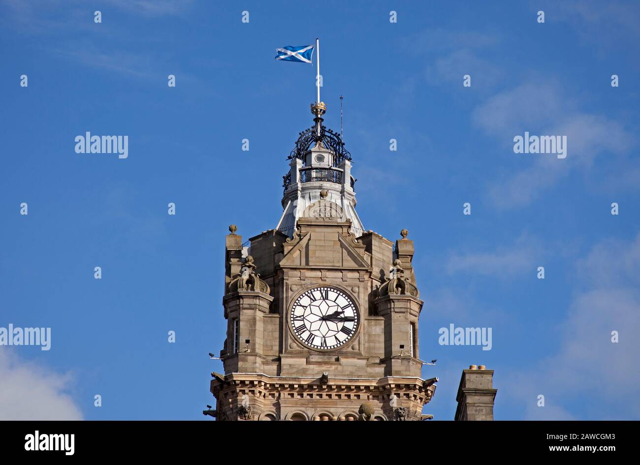 Bandiera scozzese Del Saltyre, che vola dalla torre dell'orologio di Balmoral Hotel Edimburgo, Scozia, Regno Unito, Regno Unito Foto Stock