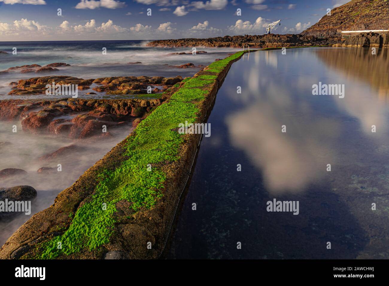 El Pris piscina muro con muschio verde, vicino all'oceano Atlantico con rocce vulcaniche, fotografia a lunga esposizione, Tacoronte, Tenerife, Isole Canarie, Spagna Foto Stock