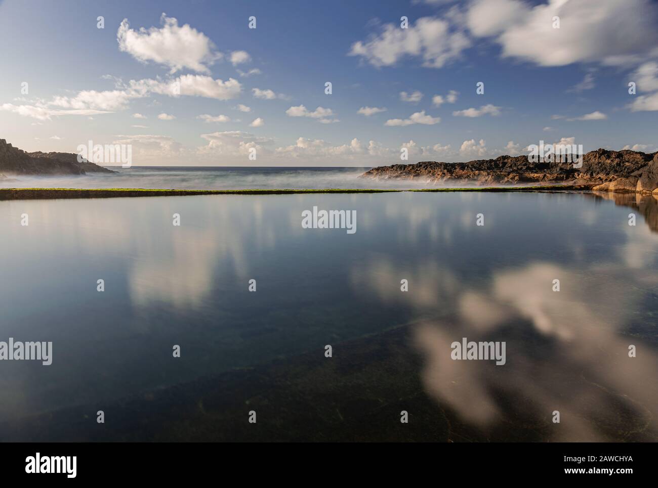 El Pris oceano piscina e muro con muschio verde, vicino all'oceano Atlantico con rocce vulcaniche, lunga esposizione, Tacoronte, Tenerife, Isole Canarie, Spagna Foto Stock