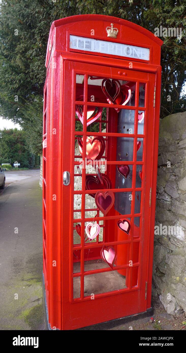 Cabina telefonica di Londra con decorazione dei cuori. Foto Stock