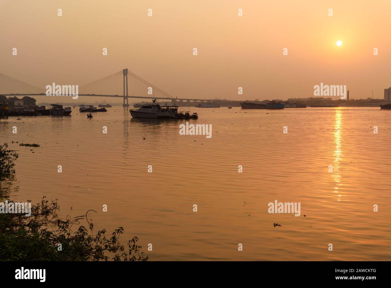 Vista del tramonto su Hooghly o Ganga. Calcutta. India Foto Stock