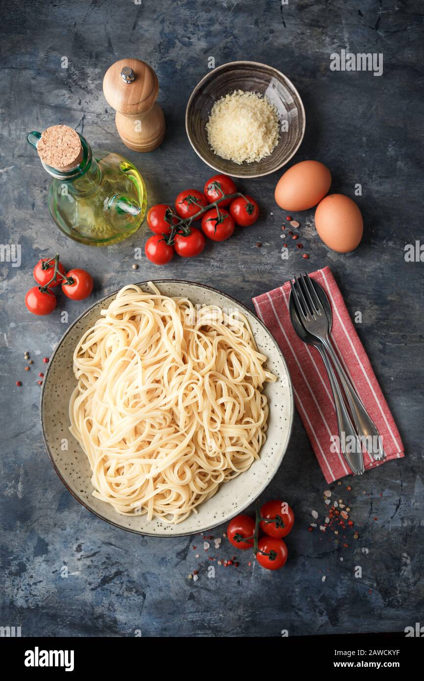 Pasta Linguine con uova strapazzate e parmigiano. Cucina tradizionale italiana. Vista dall'alto. Foto Stock