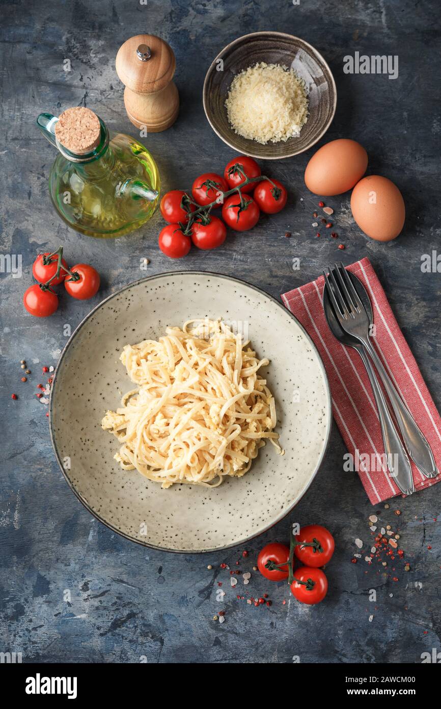 Pasta Linguine con uova strapazzate e parmigiano. Cucina tradizionale italiana. Vista dall'alto. Foto Stock