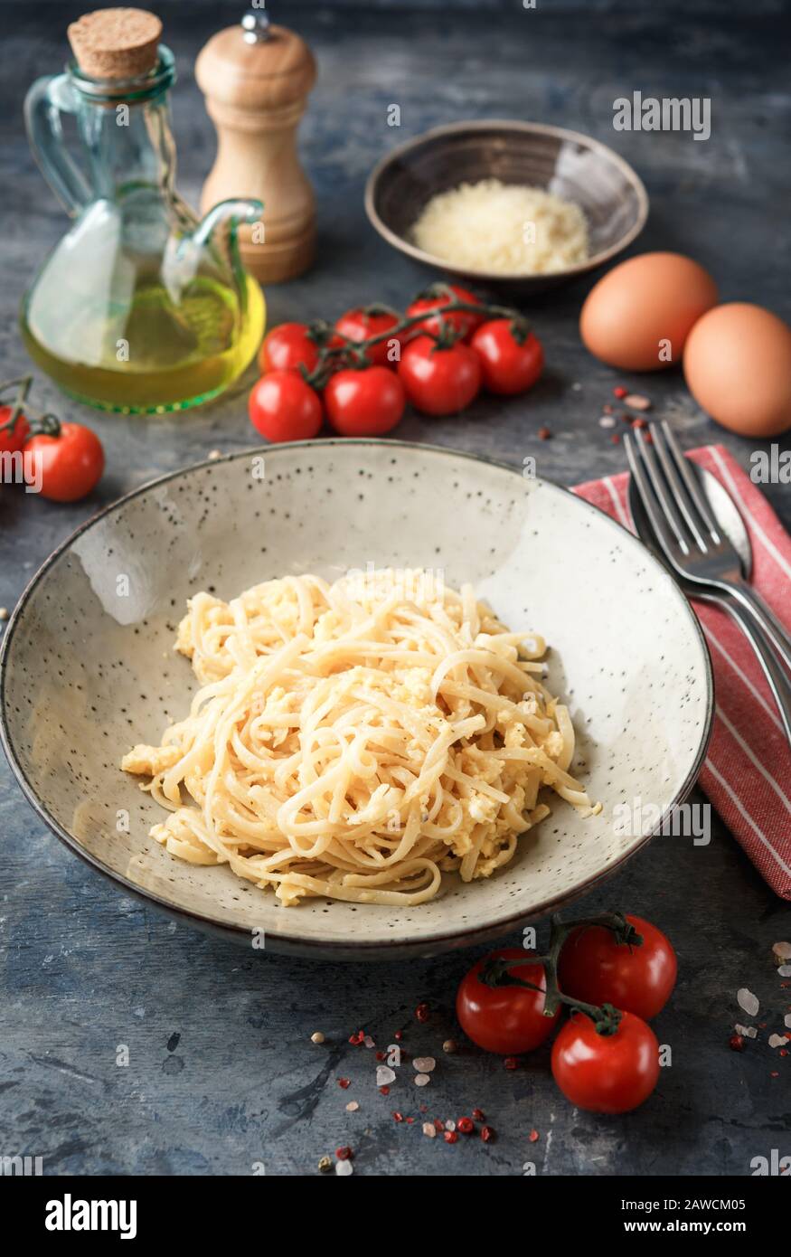 Pasta Linguine con uova strapazzate e parmigiano. Cucina tradizionale italiana. Foto Stock