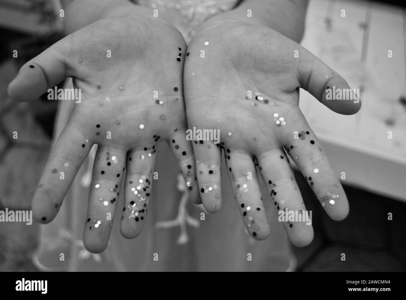 In prossimità di un piccolo bambino mani coperte in glitter Foto Stock