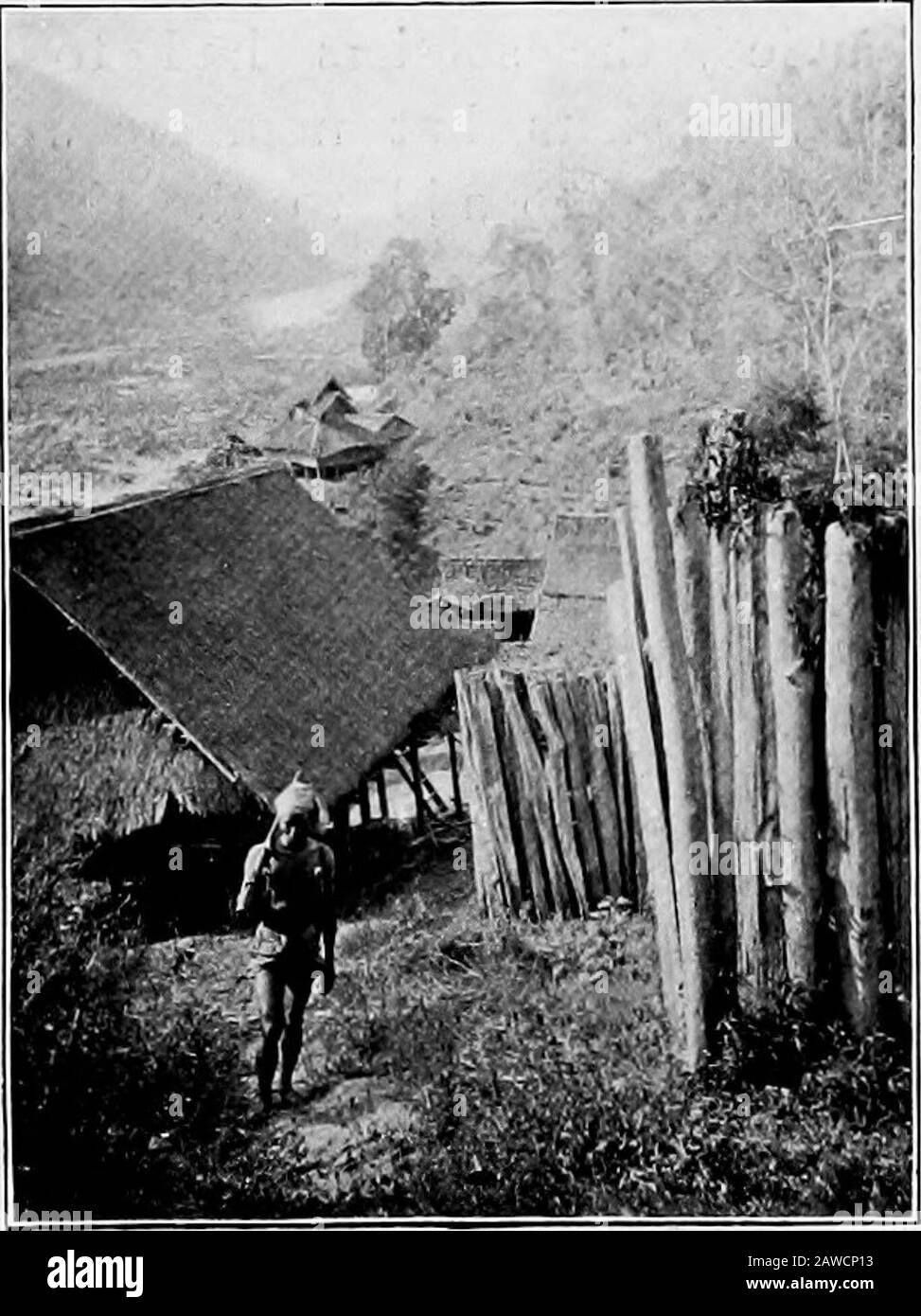 Birmania . fine con, il Burman ha avuto bisogno ogni ora di guardia il suo campo. Oltre ai tenemici senza, e i loro potenziali alleati all'interno, brigand bande della sua proprietà doveva essere tenuta in controllo. Le guerre croniche di Burman e Talaing (Mun), che sono stati separati da nessuna frontiera naturale, hanno lasciato il loro record nei paesi stoccaedvillages tra Promo e Mimbu, un no-mans-terra in cui i soldati erano impressionati a combattere, ora da questa parte, ora da quella, e dove, dopo essere stati disbanditi, continuarono il saccheggio con il quale gli eserciti subivano la guerra. Le tradizioni di brigandage e le gesta dei leader noti sono rimestate, Foto Stock