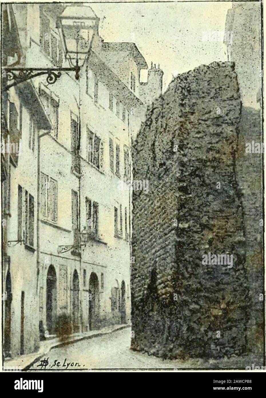 Nouvelle histoire de Lyon et des Province de Lyonnais, Forez, Beaujolais, Franc-Lyonnais et Dombes . villeforte, comprenant lespace entre la rue de la Bombarde et la rueSainl-Pierre-le-Vieux dune parte, la rue Tramassac et la Saônede lautre (fig. 358). Amministrazione temporelle de son dièse imposait à larche-vêque même des devoirs militaires. Les garnisons qui occupanti G o U V e R N e UOMINI T ECC L 11 S i A S T i Q U e 36 i les innombrables forteresses construites pour défendre le Pays nerissaient pas toutes fidèlement leur rôle. Su connaît les habita-tudes, le tempérament des sol-dais : Foto Stock