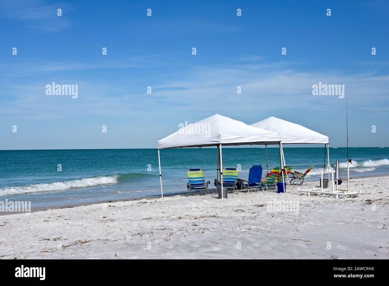 Due tettoia portatili con sedie a sdraio allestiti per fornire ombra sulla spiaggia Foto Stock