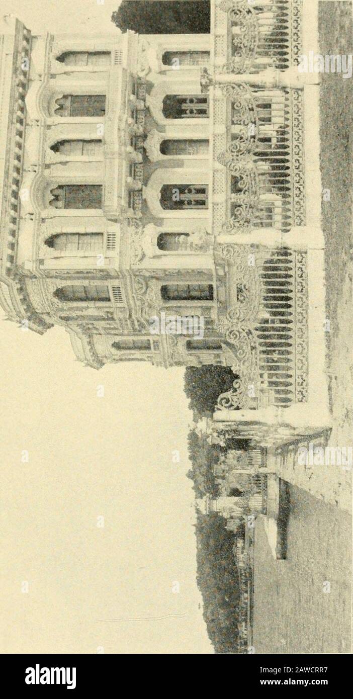 Il Turk e le sue province perdute : Grecia, Bulgaria, Servia, Bosnia. E, che devono aver costo un enorme somma di denaro. Tutto sul posto è del materiale mostcostoso. La stanza da bagno e toilette collegata agli appartamenti Sultans, che è mostrato con grande orgoglio, è fiancheggiata da lastre di alabastro - pavimento, pareti a soffitto - E la vasca è dello stesso materiale. Ci sono lavabi in quasi tutte le sale di ricevimento fatte di onice e alabastro, che ci sono stati toldwere necessario per prendere il posto delle ciotole da dito dopo la gente della corte ha mangiato dolci. Sia il Dolma-Baghtcheh che Il Beyler-Bey Foto Stock