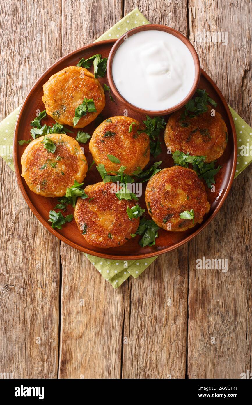 Aloo tikki è uno spuntino popolare in tutta l'India fatto usando purè di patate da vicino in un piatto sul tavolo. Vista dall'alto verticale Foto Stock