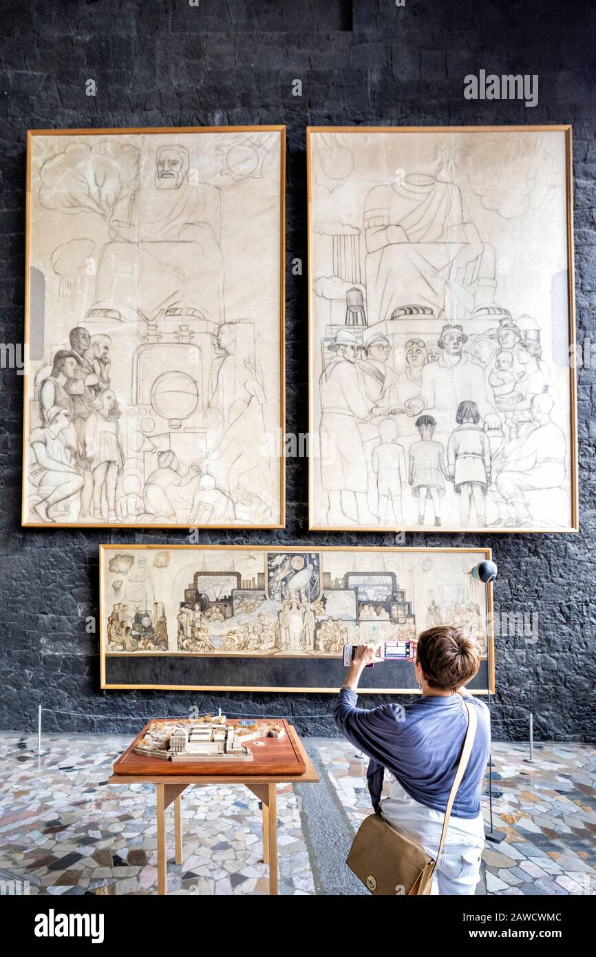 Una foto turistica femminile Diego Rivera il disegno originale del controverso murale Rockefeller nel Museo Anahuacalli, Città del Messico, Messico. Foto Stock
