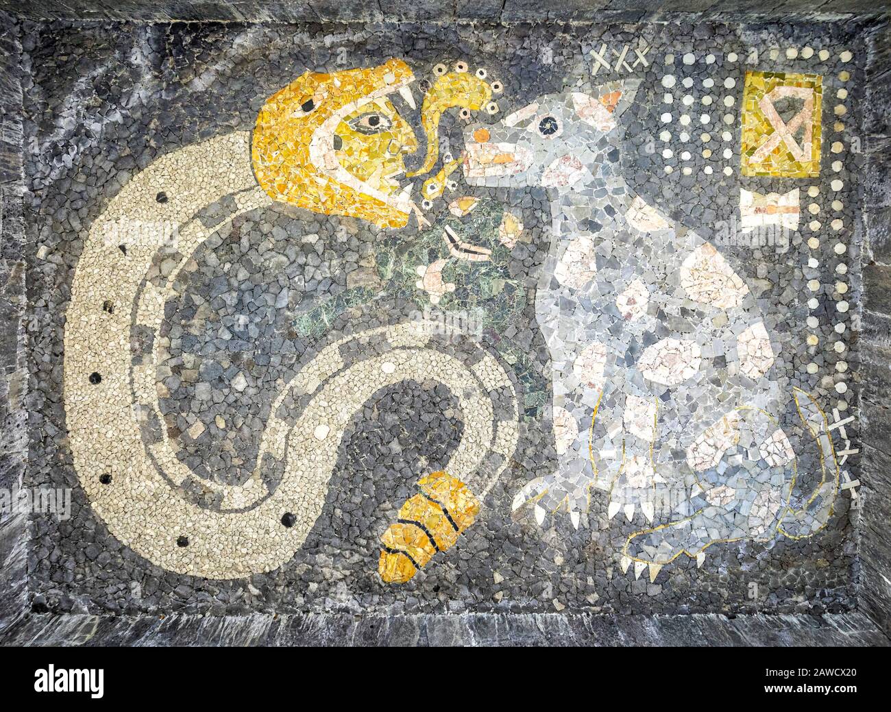 Due dei del pantheon messicano, Quetzacoatl e Xolotl, convergono in questo mosaico di Diego Rivera nel Museo Anahuacalli, Sala 16, CDMX, Mexic Foto Stock