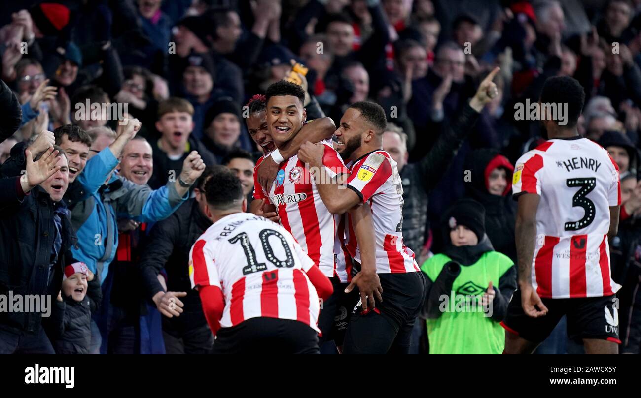 Ollie Watkins (centro) di Brentford celebra il punteggio del terzo gol del gioco con i compagni di squadra durante la partita Sky Bet Championship a Griffin Park, Londra. Foto Stock