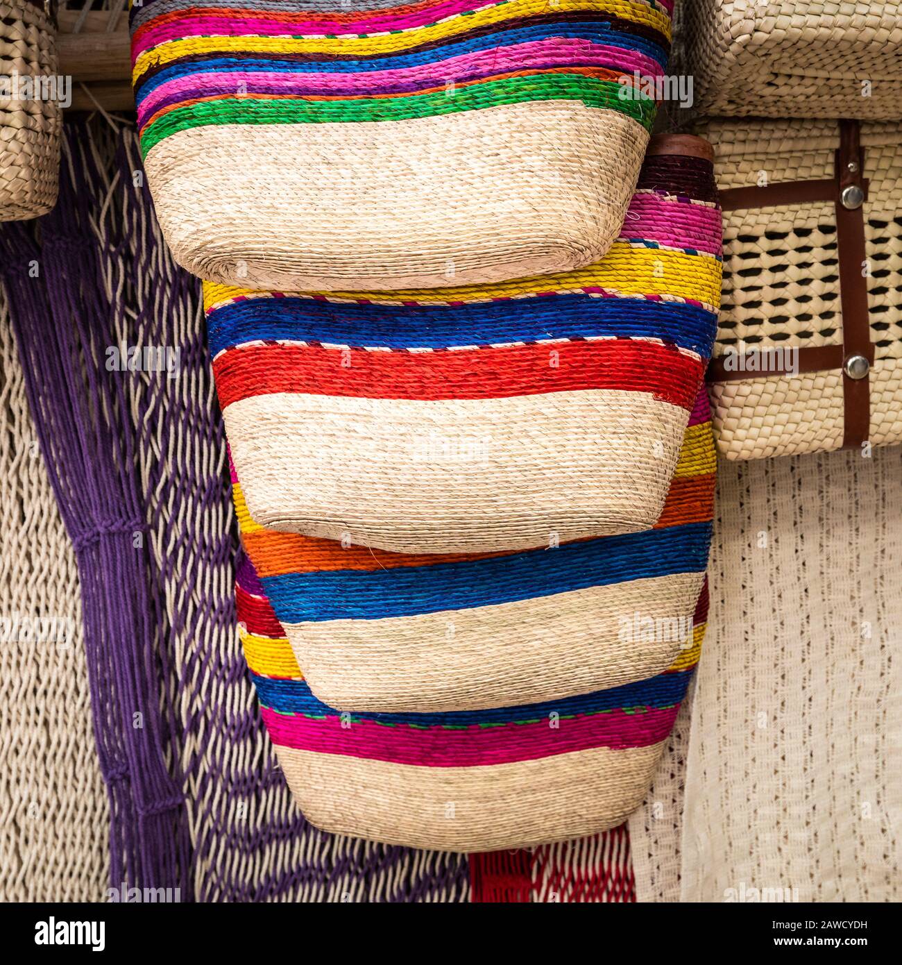 Borse di reed tessute nel mercato di Ciudadela in Città del Messico, Messico. Foto Stock