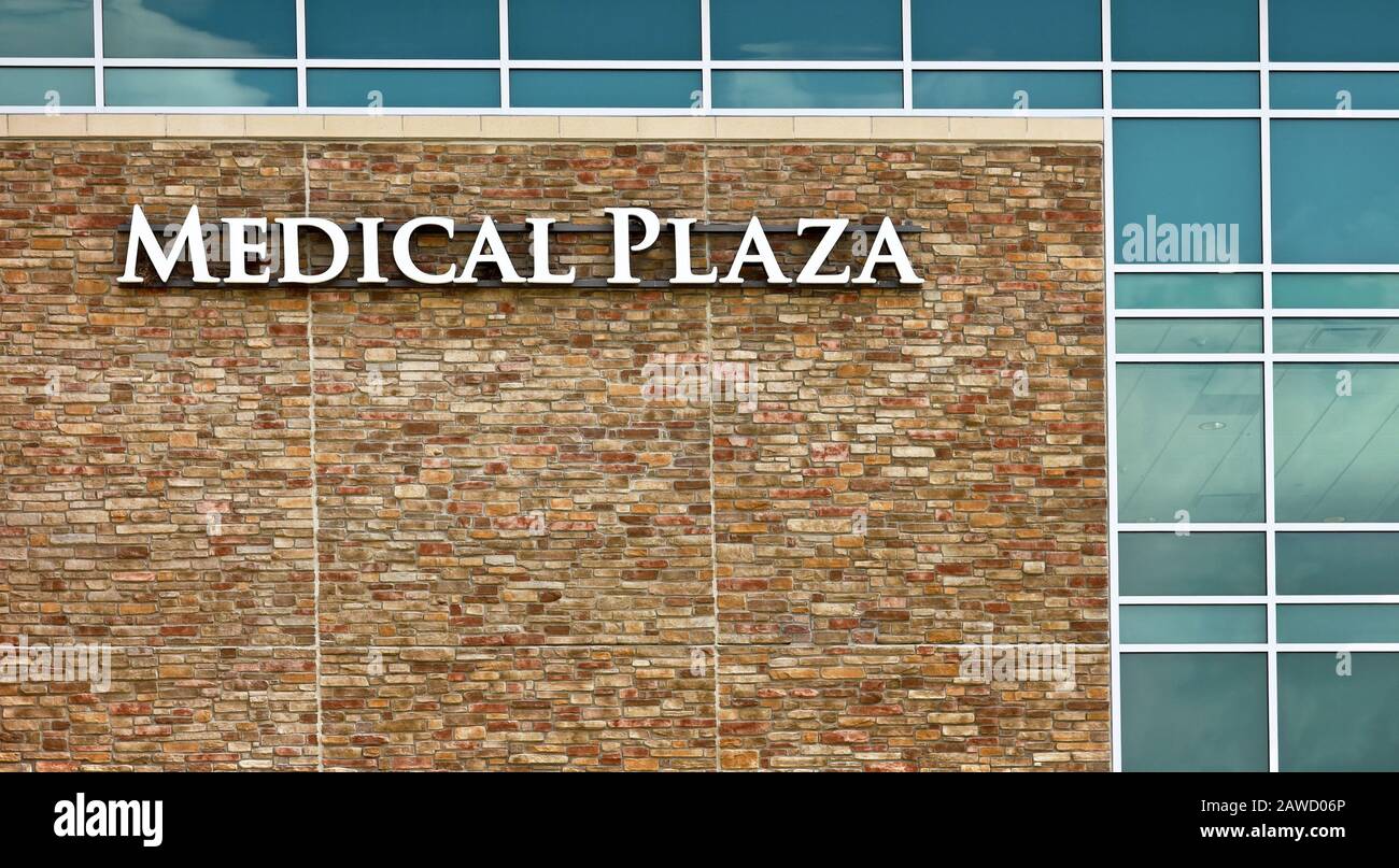 Nuovo Ospedale Moderno Con Medical Plaza Sign Foto Stock